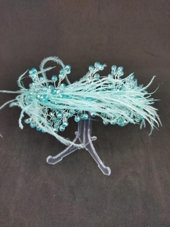 Mavi Kristallerle Süslenmiş Tüy Detayları Olan Gelin Tacı