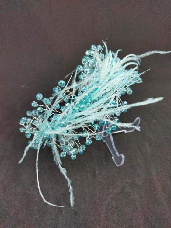 Mavi Kristallerle Süslenmiş Tüy Detayları Olan Gelin Tacı