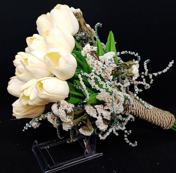 Minik Çiçek Detayları Olan Beyaz Lale Gelin Buketi 