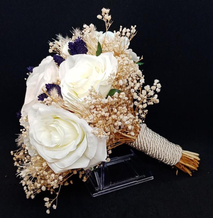 Mor Detayları Olan Beyaz Ve Pembe Gül Gelin Buketi 