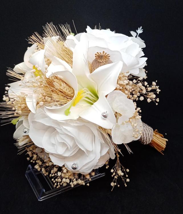 Parlak Boncuklara Sahip Beyaz Zambak Gelin Buketi 