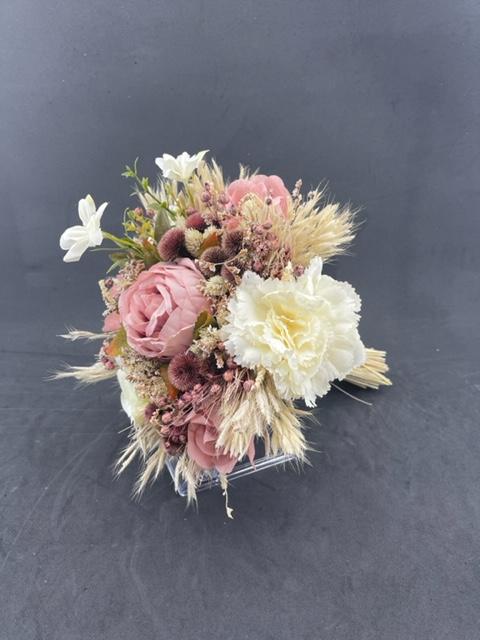 Pembe Tonlarda Krem Başaklar ve Cipsolarla Süslü Gül Karanfil Şakayık Aranjman Gelin Buketi