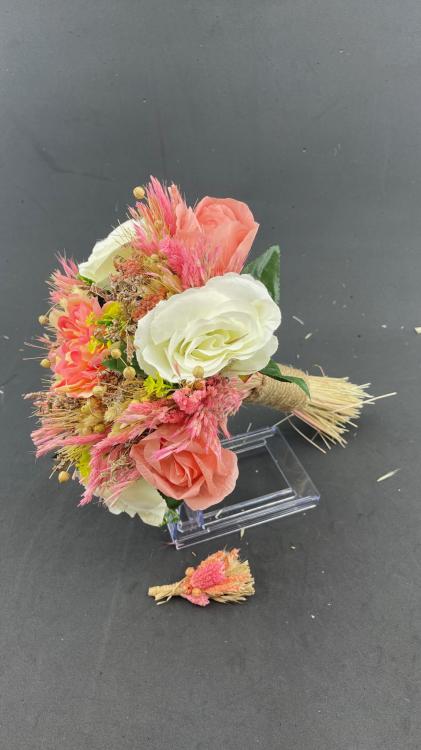 Pembe Tonlarda Yeşil Yaprak Detaylı Aranjman Gelin Buketi Ve Damat Yaka Çiçeği