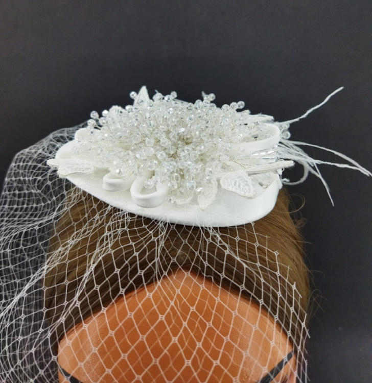 Şeffaf Kristallerle Süslenmiş Beyaz Vualet Şapka Nikah Kepi