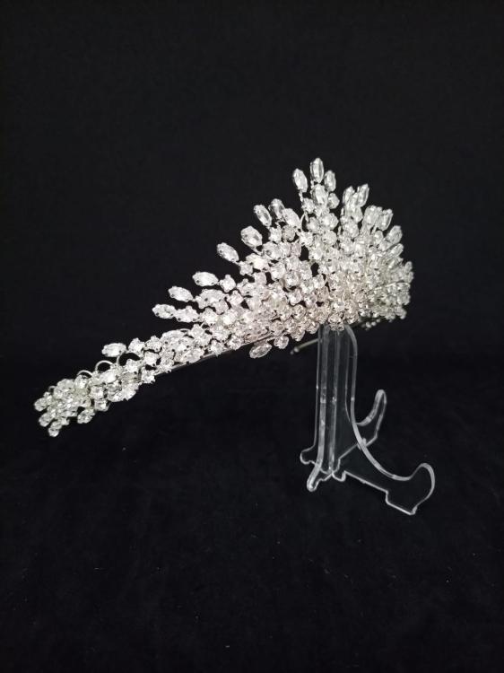 Şeffaf Zirkonlardan Oluşturulmuş Şık Gelin Tacı