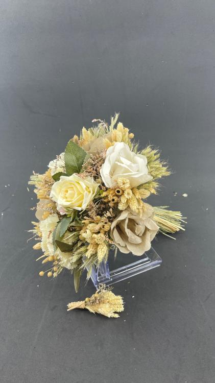 Soft Renklerde Yeşil  Yaprak Detaylı Aranjman Gelin Buketi Ve Damat Yaka Çiçeği