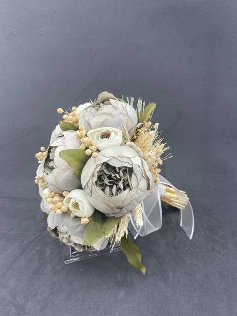 Soft Renklerde Yeşil  Yaprak ve Cipsolarla Süslü Kurdeleli Şakayık Aranjman Gelin Buketi