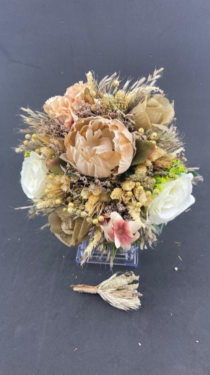 Soft Sade Renklerde Aranjman Gelin Buketi Ve Damat Yaka Çiçeği