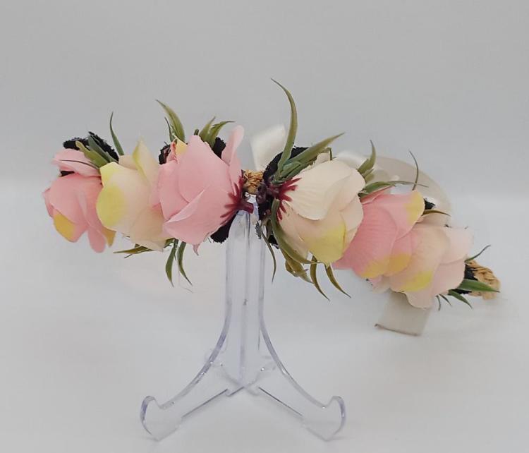 Soft Tonlarda Çiçekli Taç 