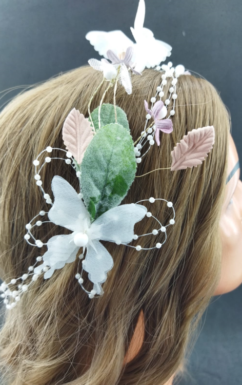 Tül Kelebekten Oluşan Yapraklı İnci Detaylara Sahip Gelin Tacı Ve Küpesi