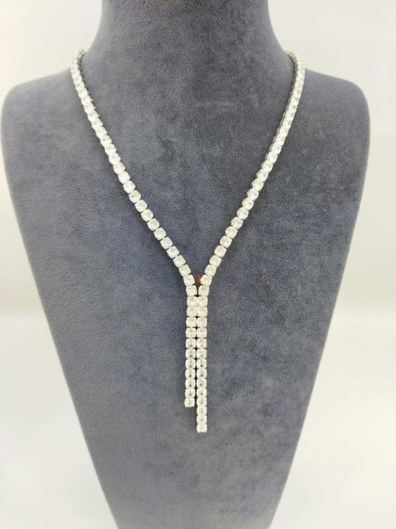 Uzun Kristallerle Oluşturulmuş Gümüş Renk Takı Seti