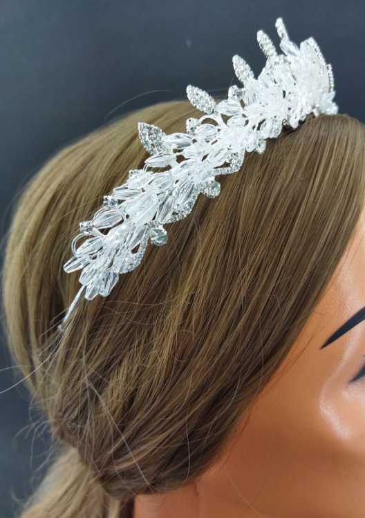 Uzun Kristallerle Süslenmiş Gelin Tacı