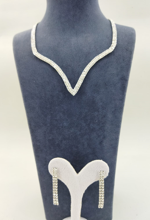 V Şeklinde Kristal Taşlı Su Yolu Gümüş Kolye Ve Küpe Seti