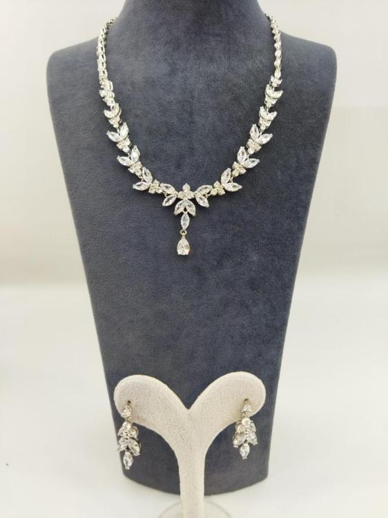 Yaprak Desenli Kristallerle Oluşturulmuş Gümüş Renk Takı Seti