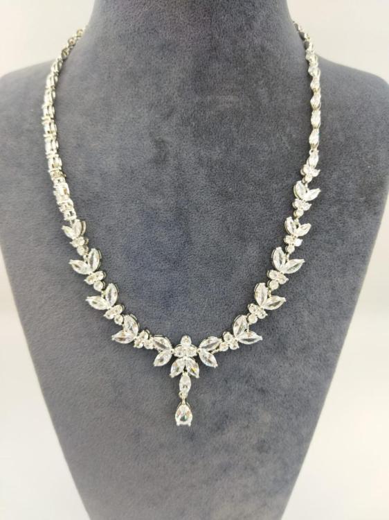 Yaprak Desenli Kristallerle Oluşturulmuş Gümüş Renk Takı Seti