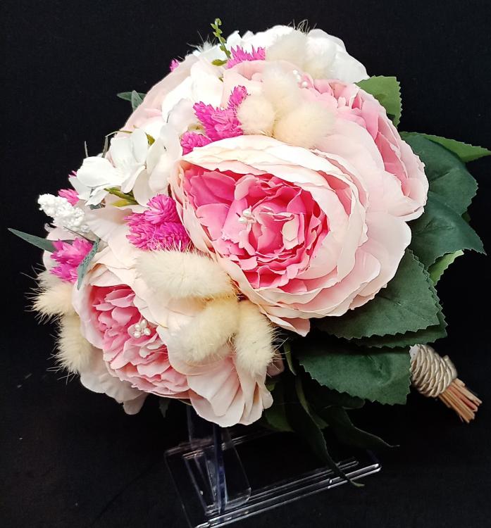 Yaprak Detaylarına Sahip Pembe Şakayık Gelin Buketi 