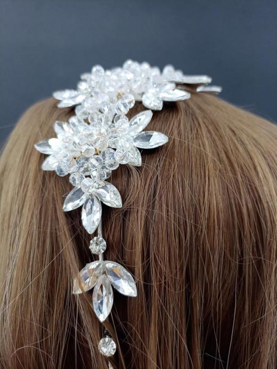 Yaprak Detaylı Kristaller Ve Top Kristallerle Süslenmiş Gelin Tacı