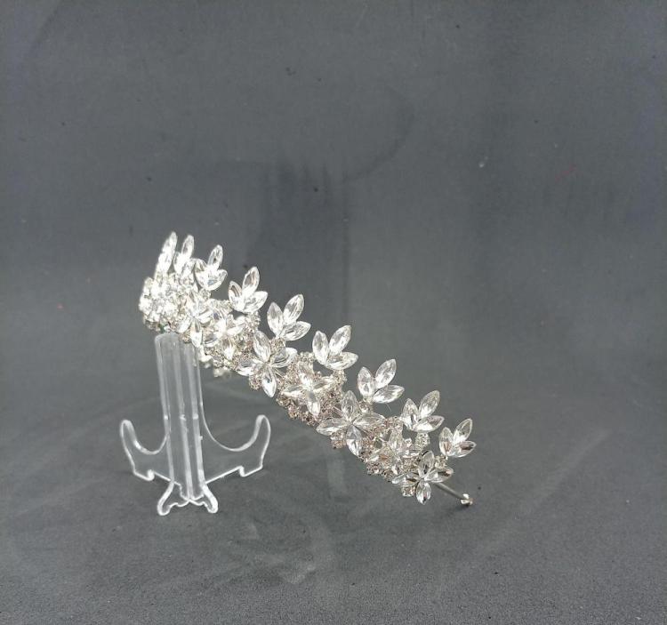 Yaprak Görünümlü Kristallerle Şekillendirilmiş Gelin Tacı