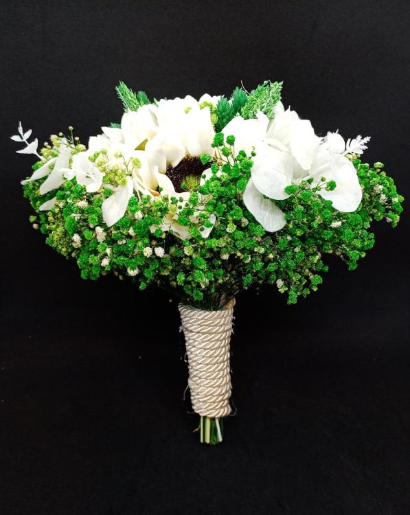 Yeşil Cipsolarla Süslenmiş Beyaz Çiçek Gelin Buketi 