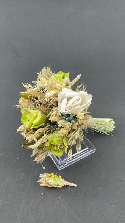 Yeşil Krem Tonlarda Gül Gelin Buketi Ve Damat Yaka Çiçeği