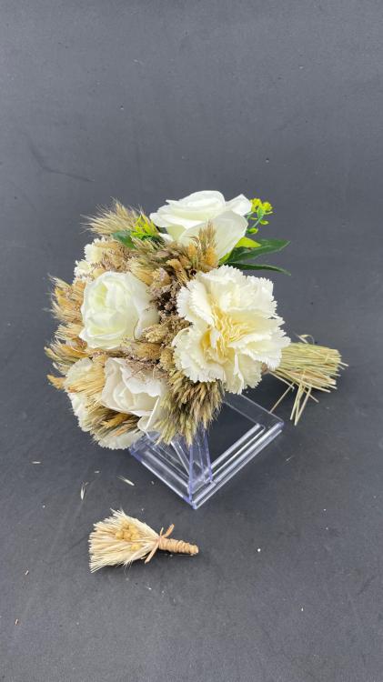 Yeşil Yaprak Detaylı Kırık Beyaz Gelin Buketi Ve Damat Yaka Çiçeği