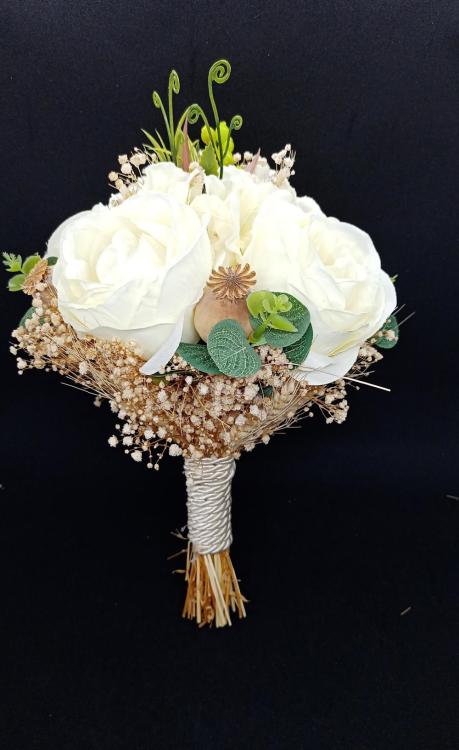Yeşillik Detayından Ve Güllerden Oluşan Gelin Buketi 
