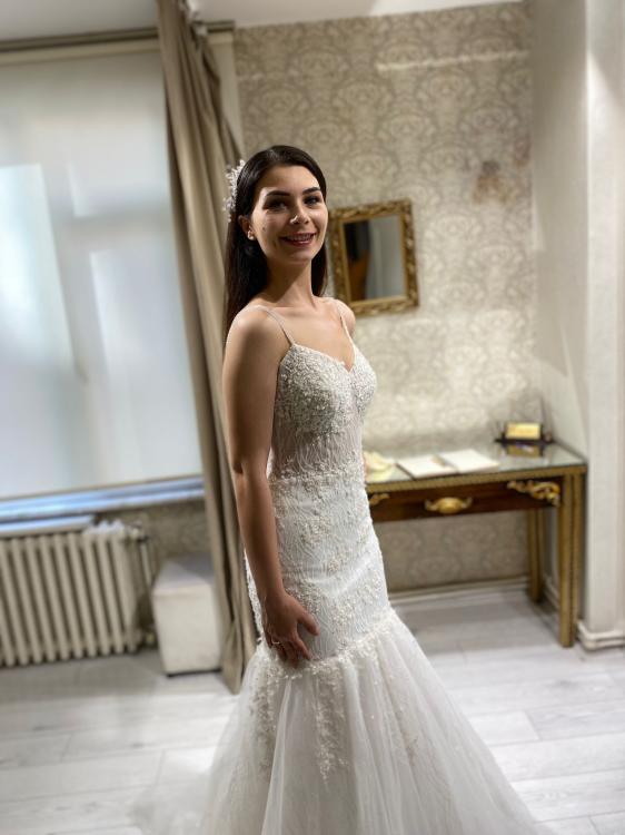 Derin V Yaka Dantel İşlemeli Kuyruklu Balık Gelinlik