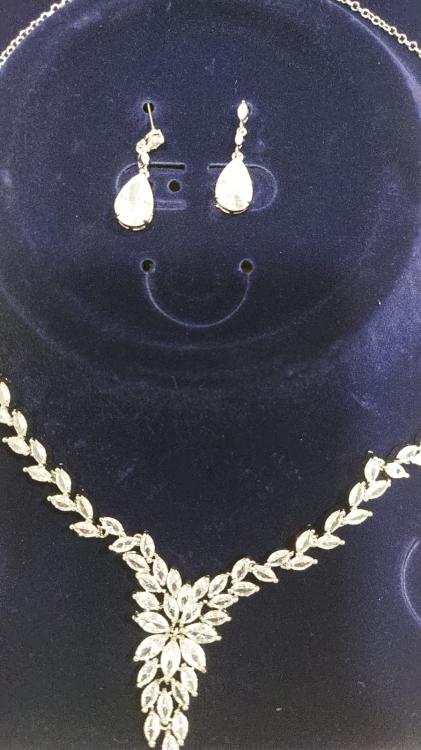 Yaprak Detaylara Sahip Kristal Taş Takı Seti